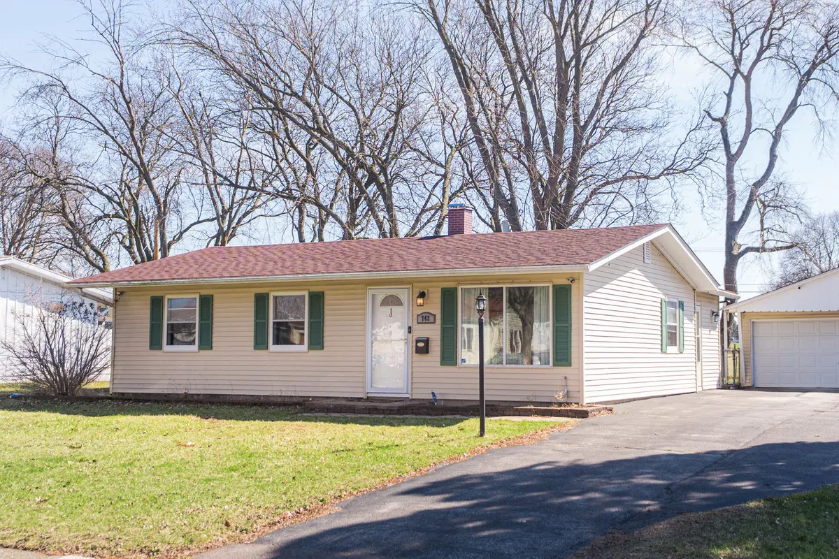 742 Cedardale PL, Aurora, IL 60506