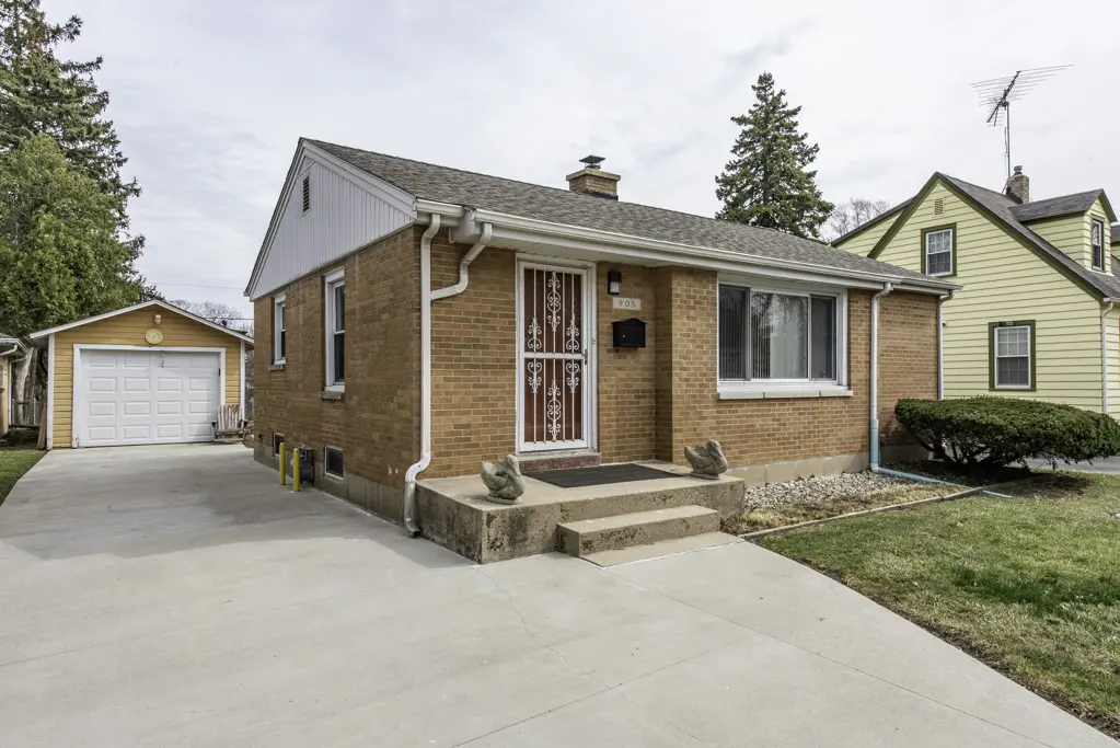 905 Glenwood AVE, Waukegan, IL 60085