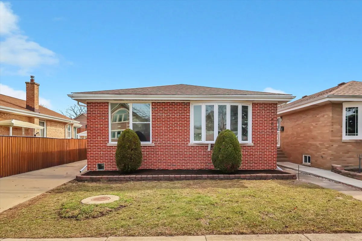 4821 N Mont Clare AVE, Chicago, IL 60656