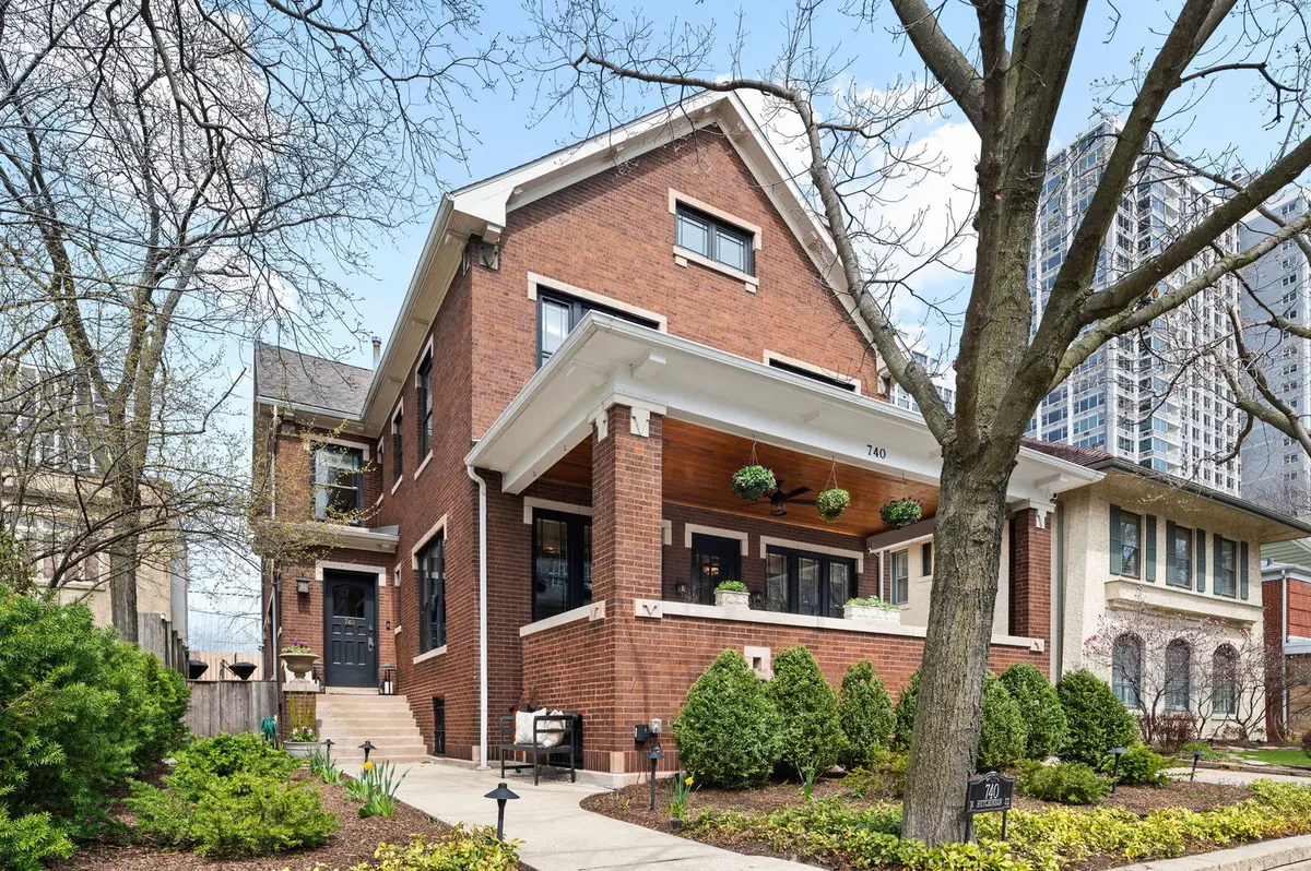 740 W Hutchinson ST, Chicago, IL 60613