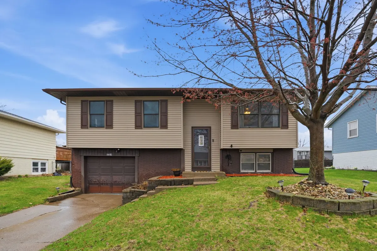 1754 Valley DR, Davenport, IA 52806