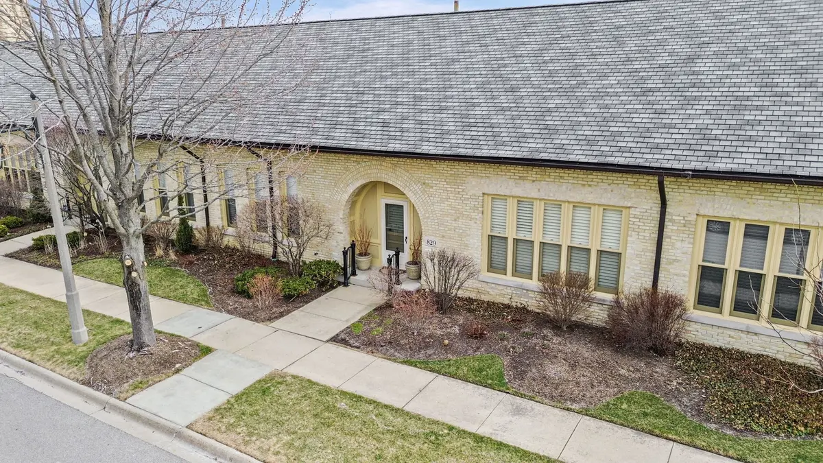 829 Stables CT W, Highwood, IL 60040