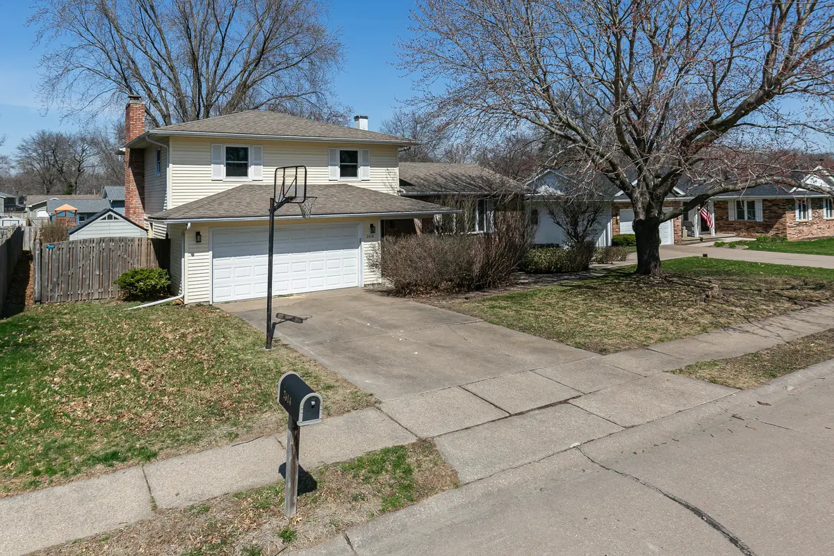 2614 E 28th CT, Davenport, IA 52803