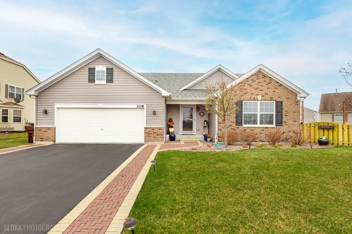 308 Fieldstone DR, Woodstock, IL 60098