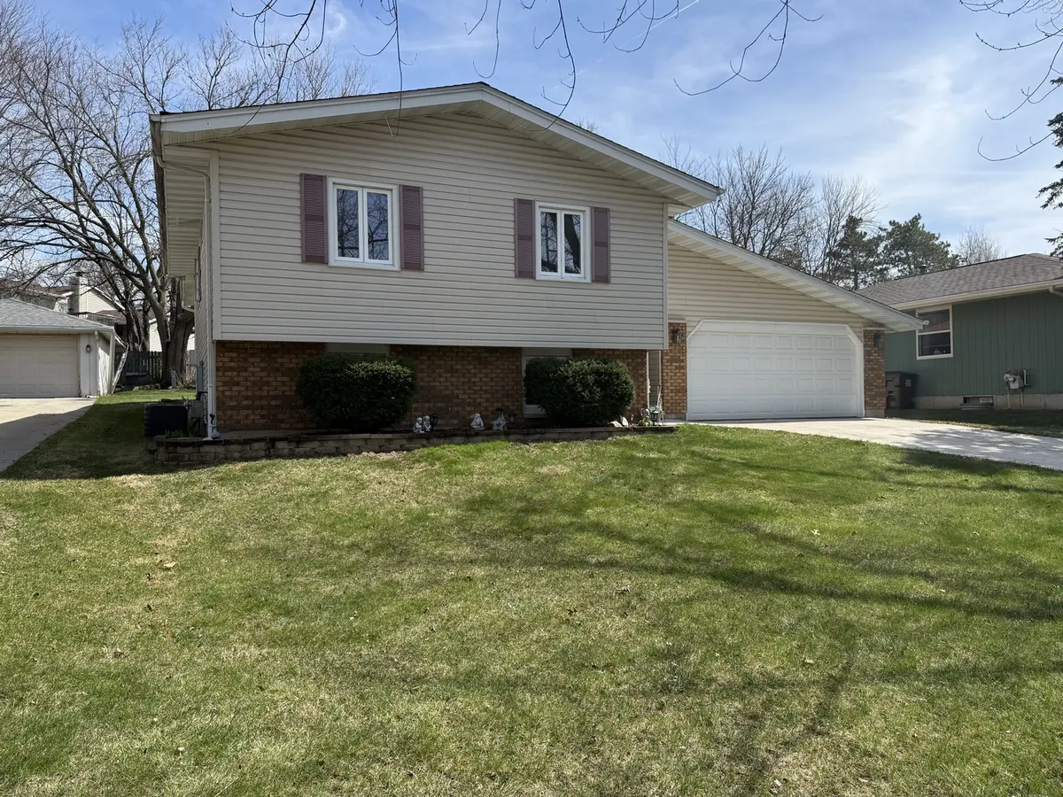 2822 Norway Pine RD, Rockford, IL 61109