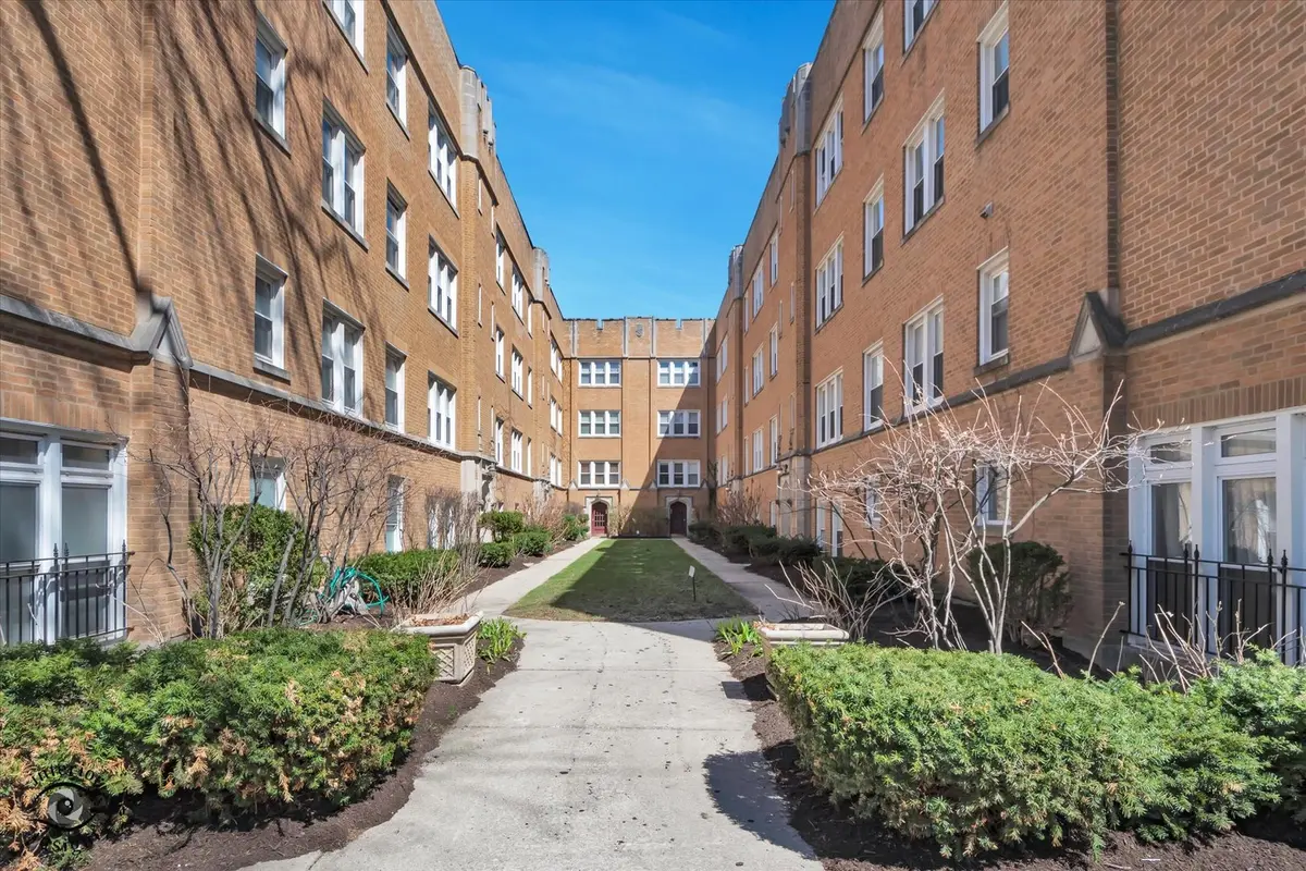 2537 Prairie AVE #2E, Evanston, IL 60201