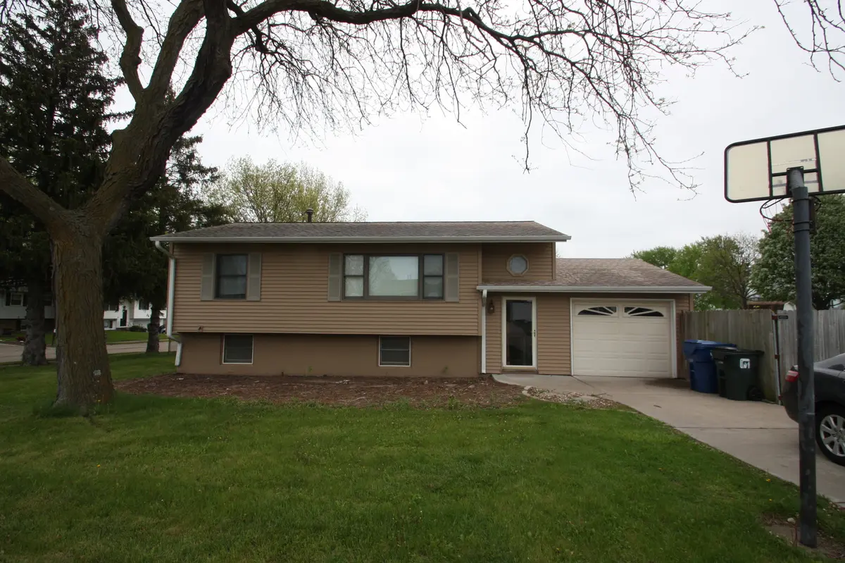 3937 Clark CT, Davenport, IA 52806