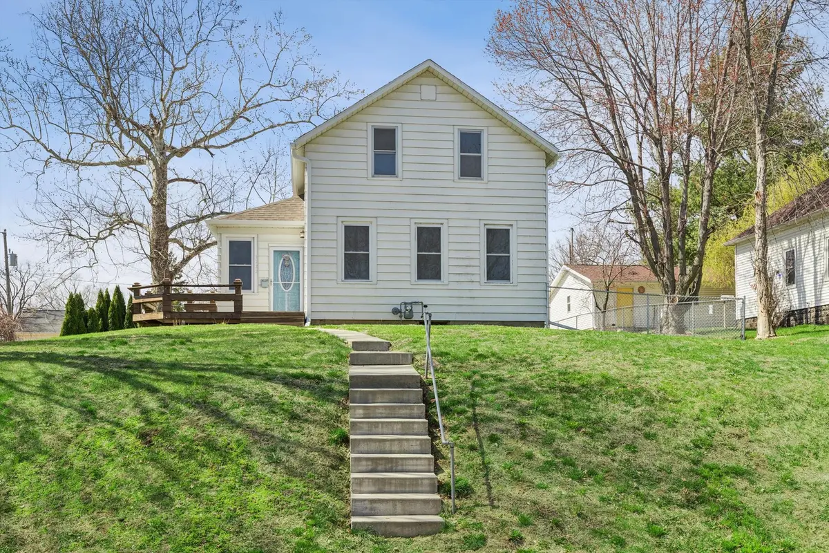 3122 Roosevelt ST, Clinton, IA 52732