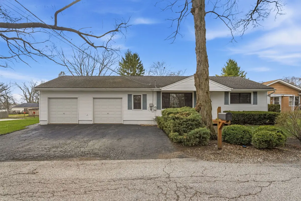 98 Cedar DR, Crystal Lake, IL 60014