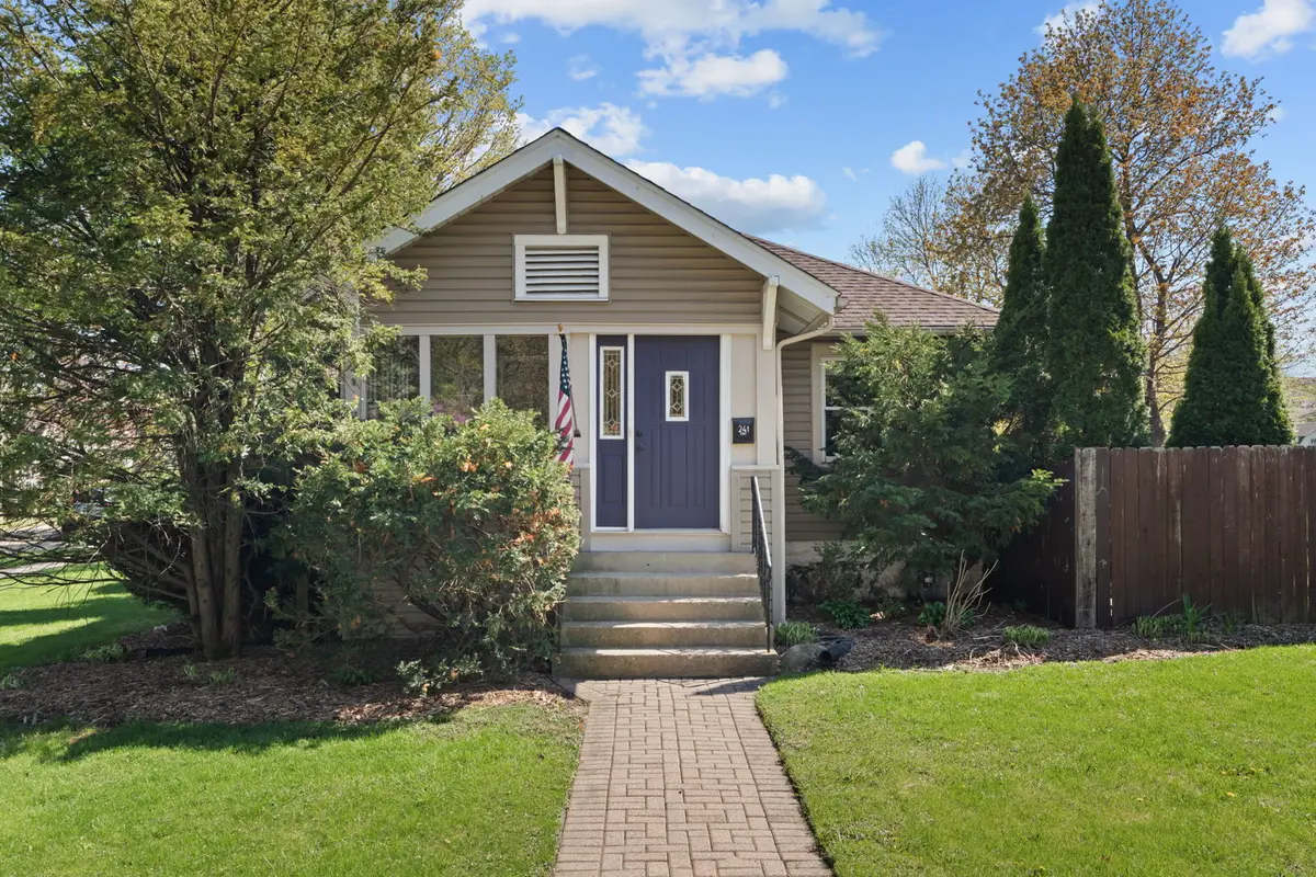 241 E Terra Cotta AVE, Crystal Lake, IL 60014