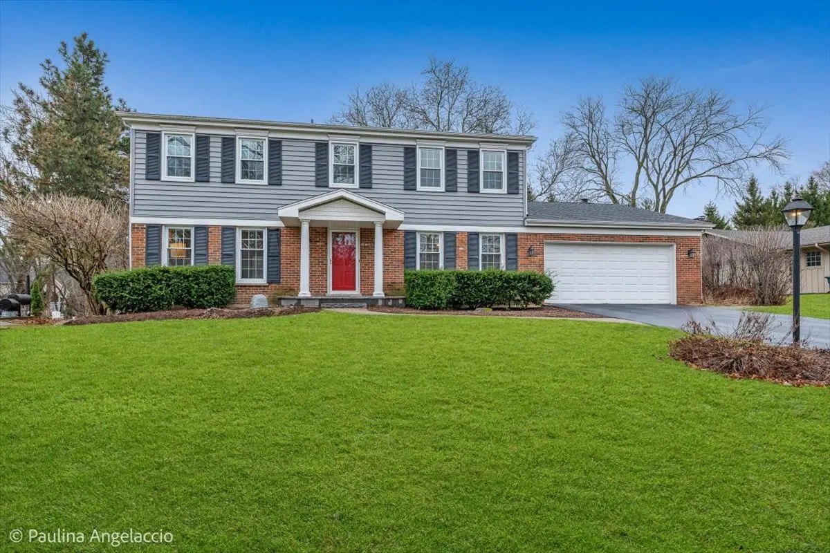 590 Red Barn LN, Barrington, IL 60010