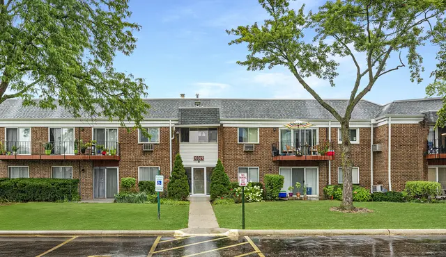 10369 Dearlove RD #2A, Glenview, IL 60025