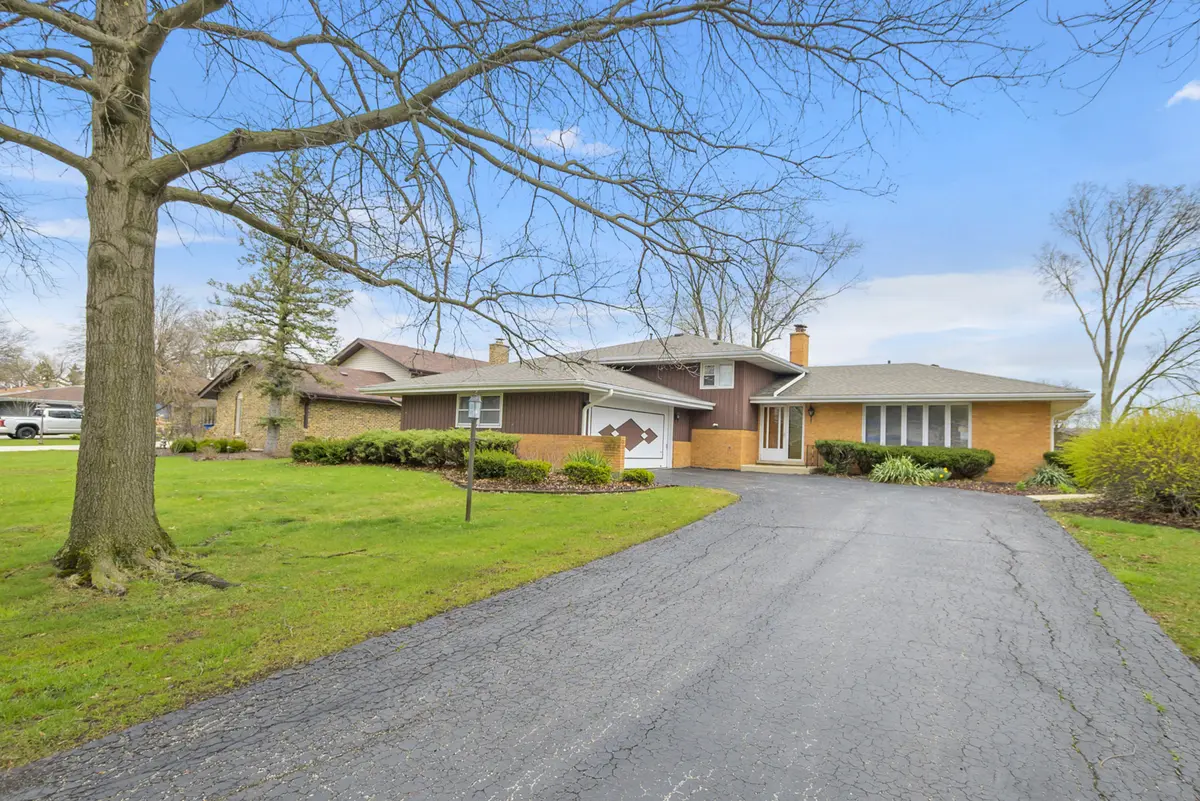 12853 S Cedar LN, Palos Heights, IL 60463
