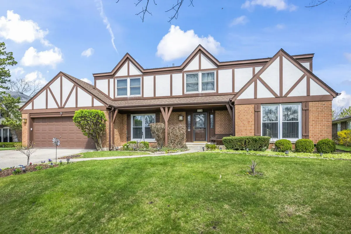 4328 Phyllis DR, Northbrook, IL 60062