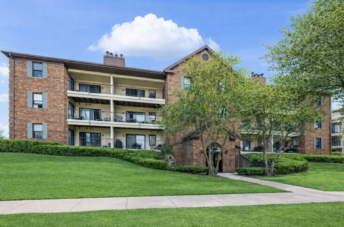 611 Hapsfield LN #100, Buffalo Grove, IL 60089