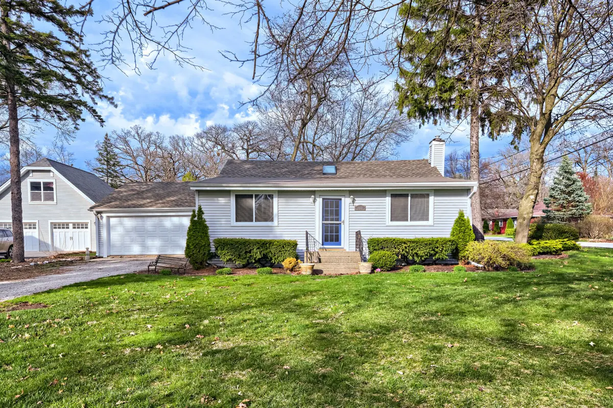 250 Beauteau ST, Lake Zurich, IL 60047
