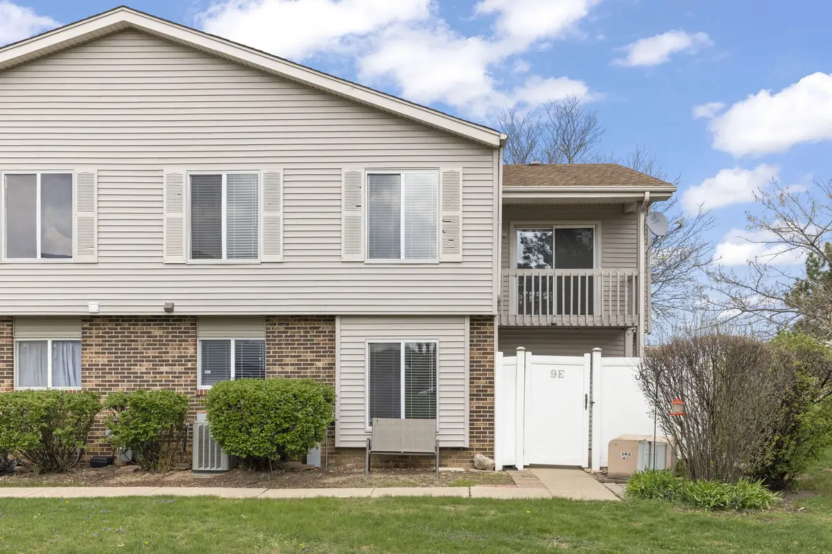 9E Fernwood DR, Bolingbrook, IL 60440