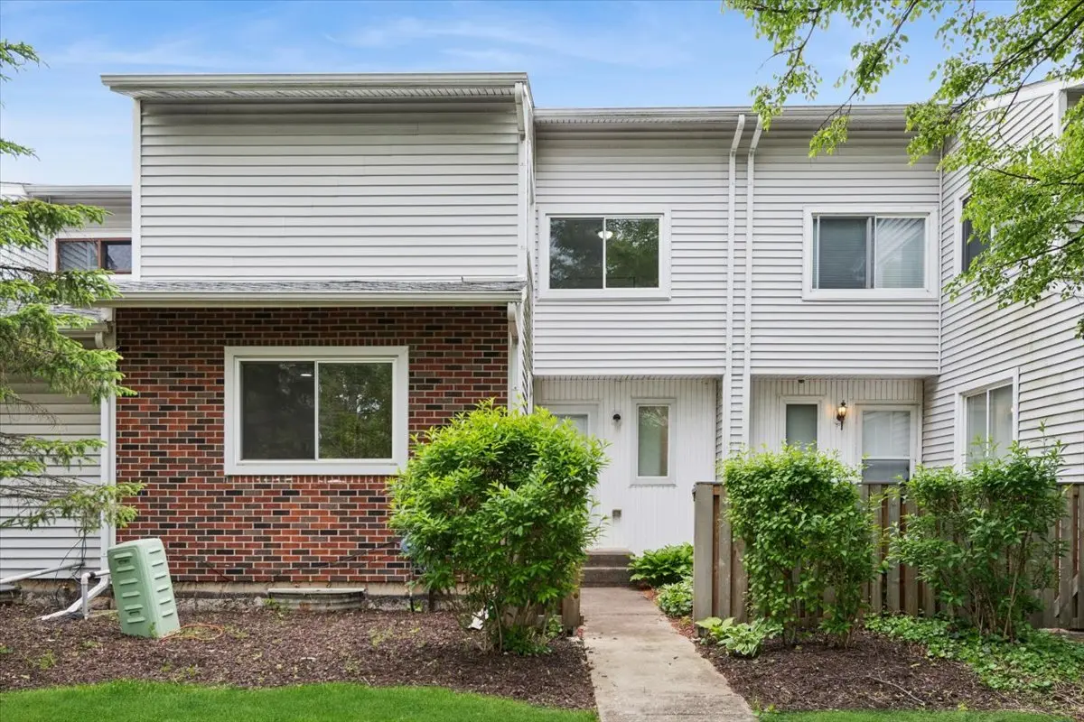 16 Wintergreen CT, Woodridge, IL 60517