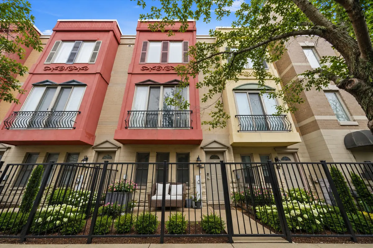 527 N Peoria ST, Chicago, IL 60642
