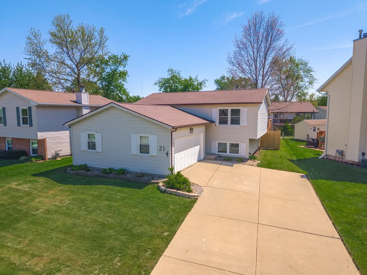 21 Cedar CT, Bloomington, IL 61701