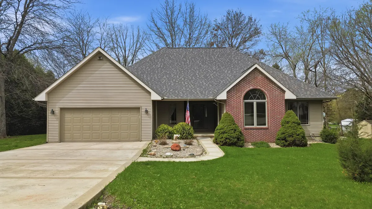 307 Portage LN, Dixon, IL 61021