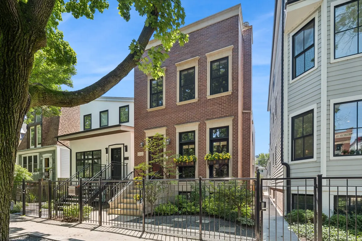 1243 W Nelson ST, Chicago, IL 60657