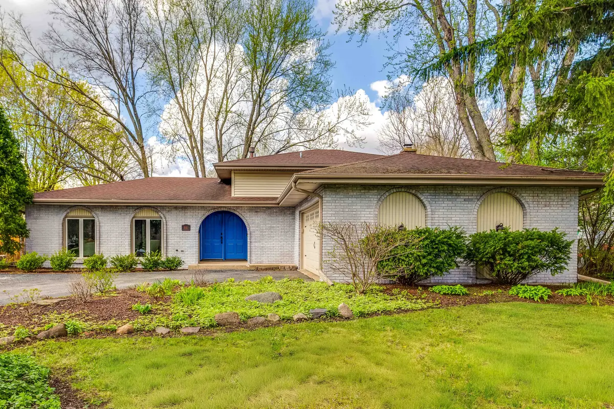 918 Bedford LN, Libertyville, IL 60048