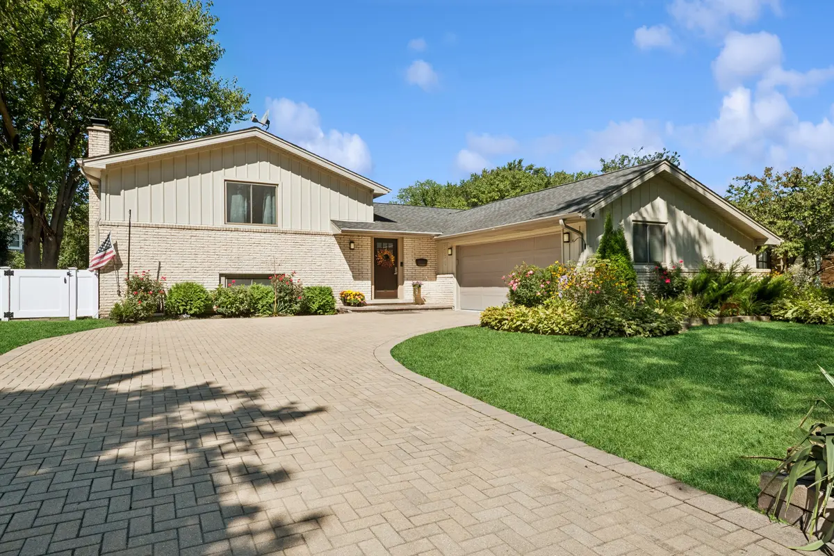 3134 Maple Leaf DR, Glenview, IL 60026