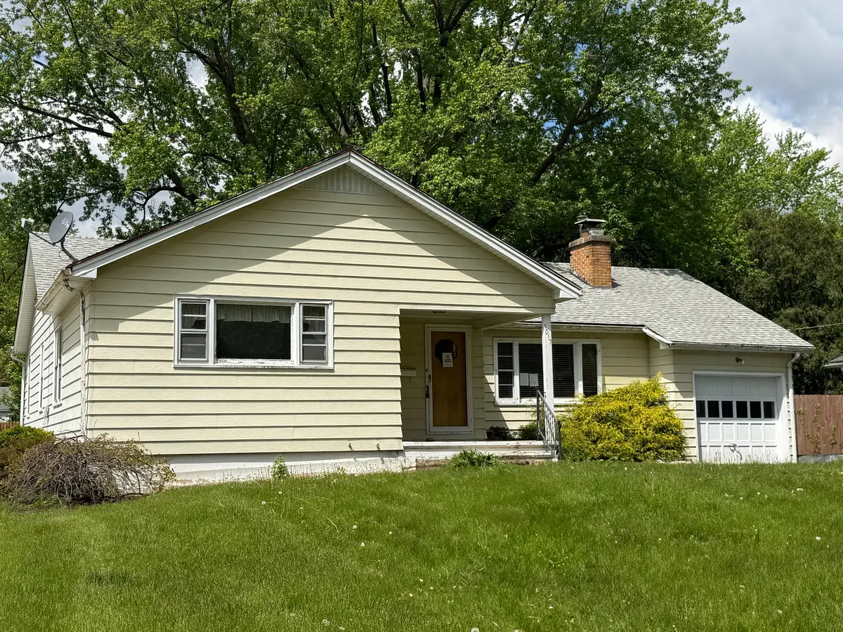 1017 Mary AVE, Dixon, IL 61021