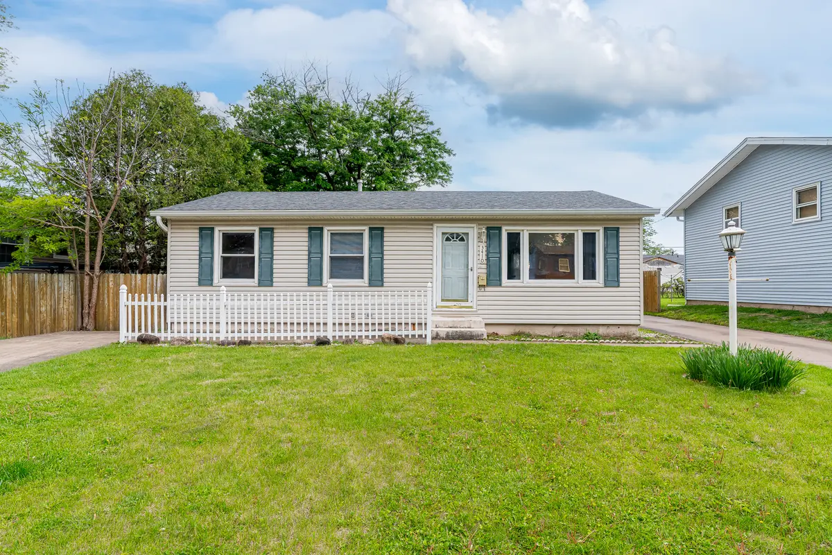 3410 Greenbrier DR, Bettendorf, IA 52722