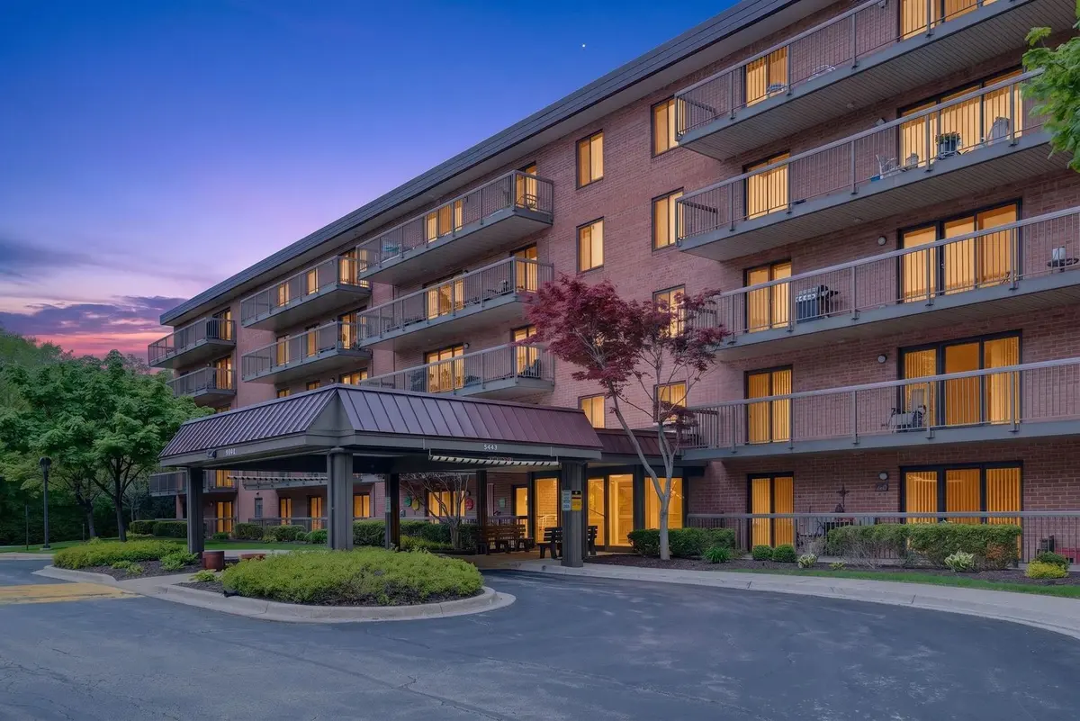 6443 Clarendon Hills RD #305A, Willowbrook, IL 60527