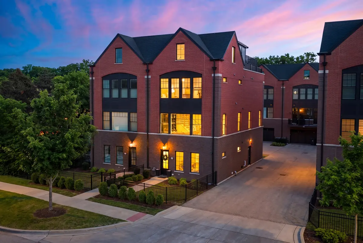 932 E Chicago AVE, Naperville, IL 60540