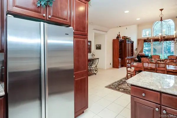643 Verona DR, Melville, NY 11747