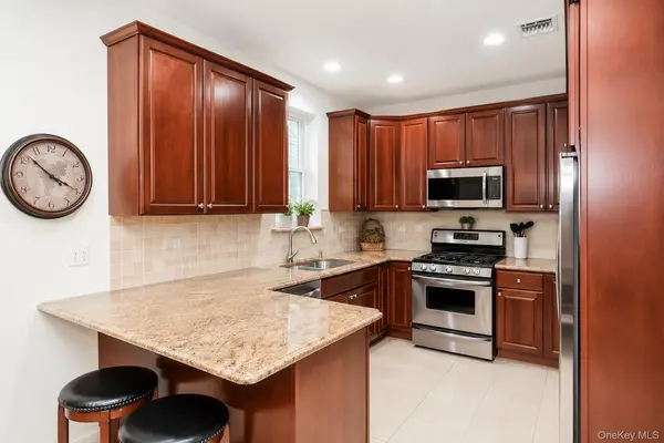 643 Verona DR, Melville, NY 11747