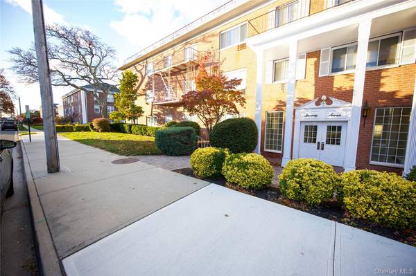 77 Lenox RD #3A, Rockville Centre, NY 11570