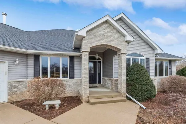 891 Pheasant Run Rd RD, Clinton, IA 52732