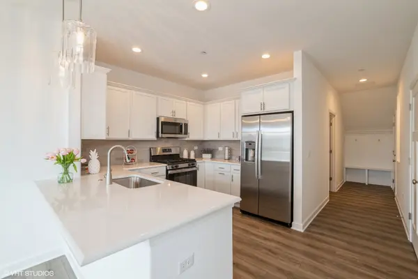 330 Masters DR, Addison, IL 60101