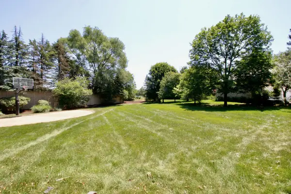 44 Oak Bluff CT, Naperville, IL 60565