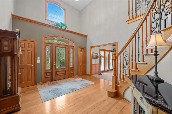 36 Oak Bluff CT, Naperville, IL 60565
