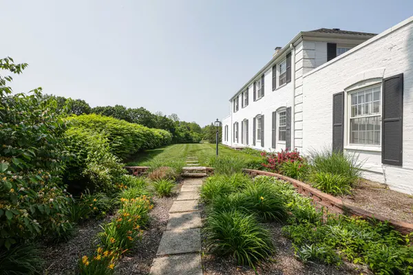 1596 W Palatine RD, Inverness, IL 60067