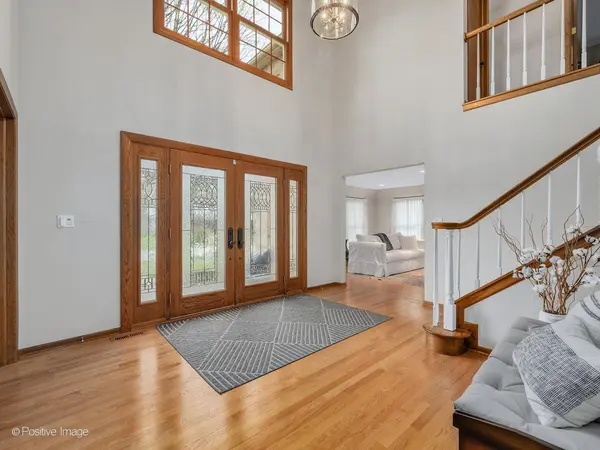 1000 Surrey LN, Itasca, IL 60143