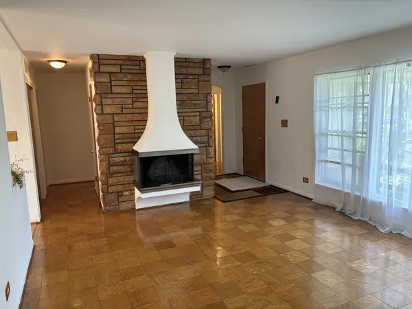 1060 Warwick LN, Elk Grove Village, IL 60007