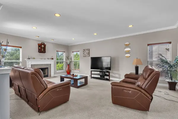 240 HEARTHSTONE DR, Bartlett, IL 60103