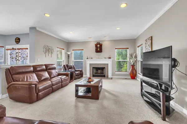 240 HEARTHSTONE DR, Bartlett, IL 60103