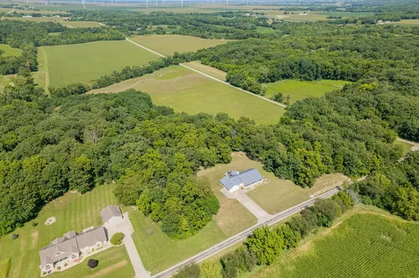 5897 Country Meadow LN, Clinton, IL 61727