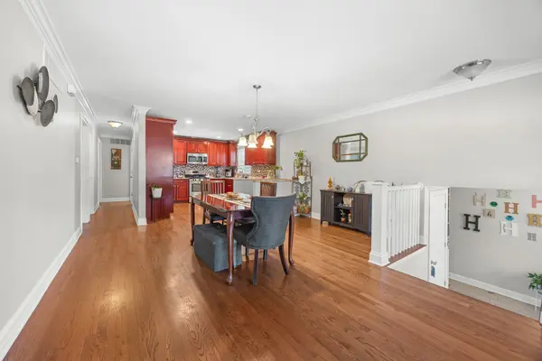 573 Maple AVE, Lisle, IL 60532