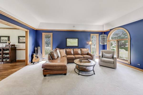 6 Steeplechase DR, Hawthorn Woods, IL 60047