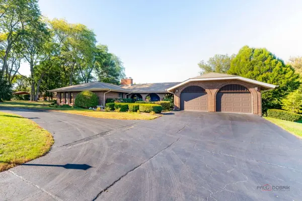 5 Lagoon DR, Hawthorn Woods, IL 60047