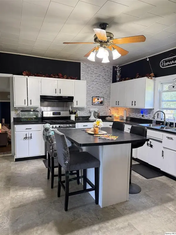 212 S First, Carthage, IL 62321