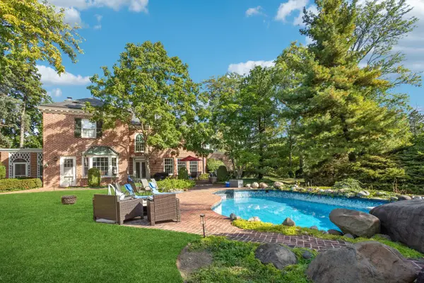 1053 Laurie LN, Burr Ridge, IL 60527